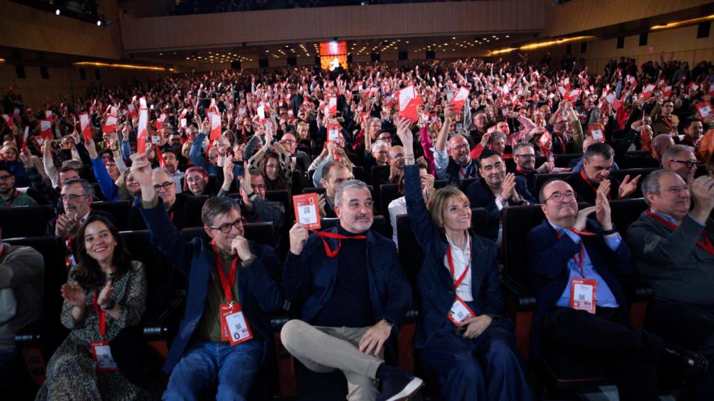 La alcaldesa de A Coruña, Inés Rey (i), el alcalde de Barcelona, Jaume Collboni (c), la presidenta de la Diputación de Barcelona, Lluïsa Moret (3d), el exministro de Cultura y Deporte, Miquel Iceta (2d), y el ministro de Industria y Turismo, Jordi Hereu (d), durante la segunda jornada del XV Congreso del PSC