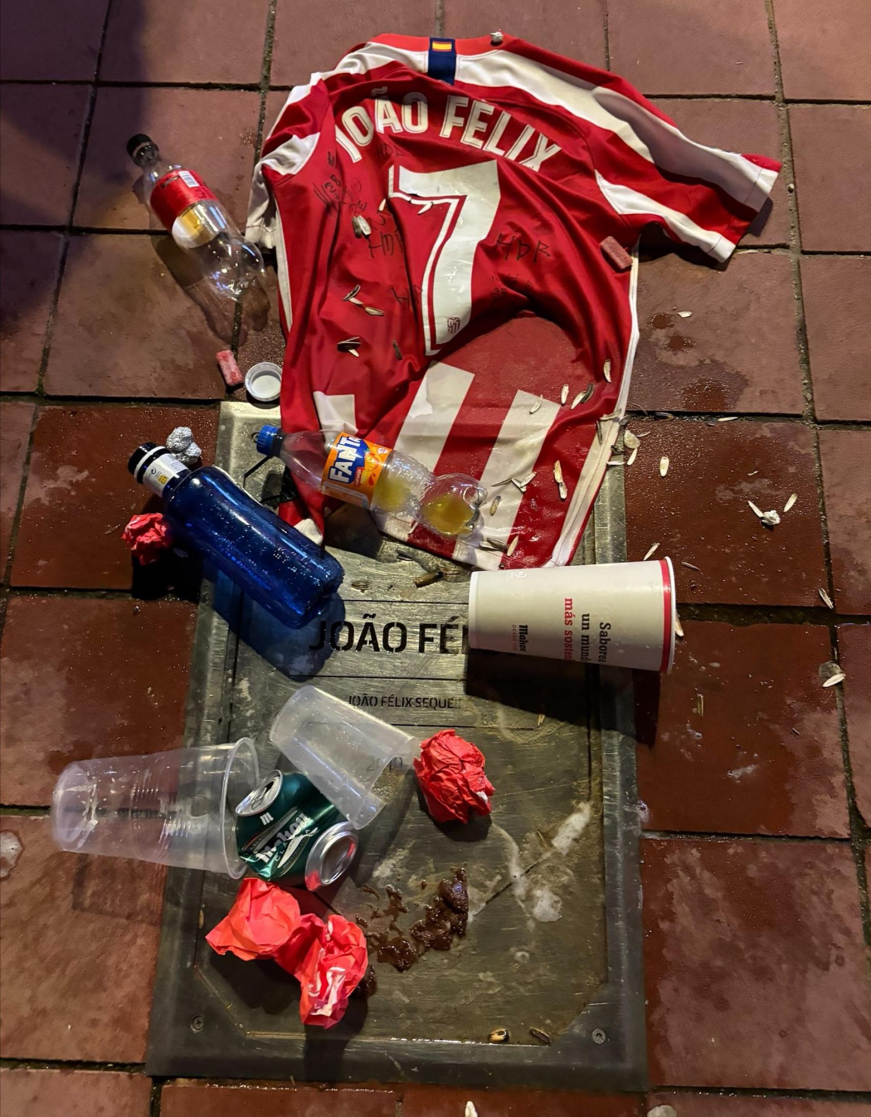 La placa de Joao Félix en el Wanda Metropolitano, repleta de basura y residuos