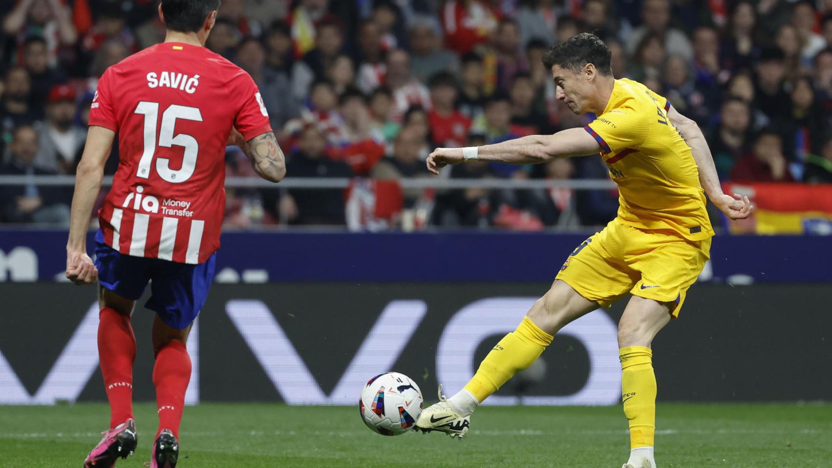 Lewandowski remata a portería