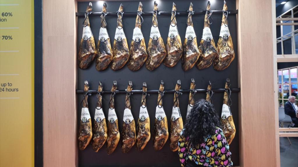 Una visitante en la sección de carne de Alimentaria 2024