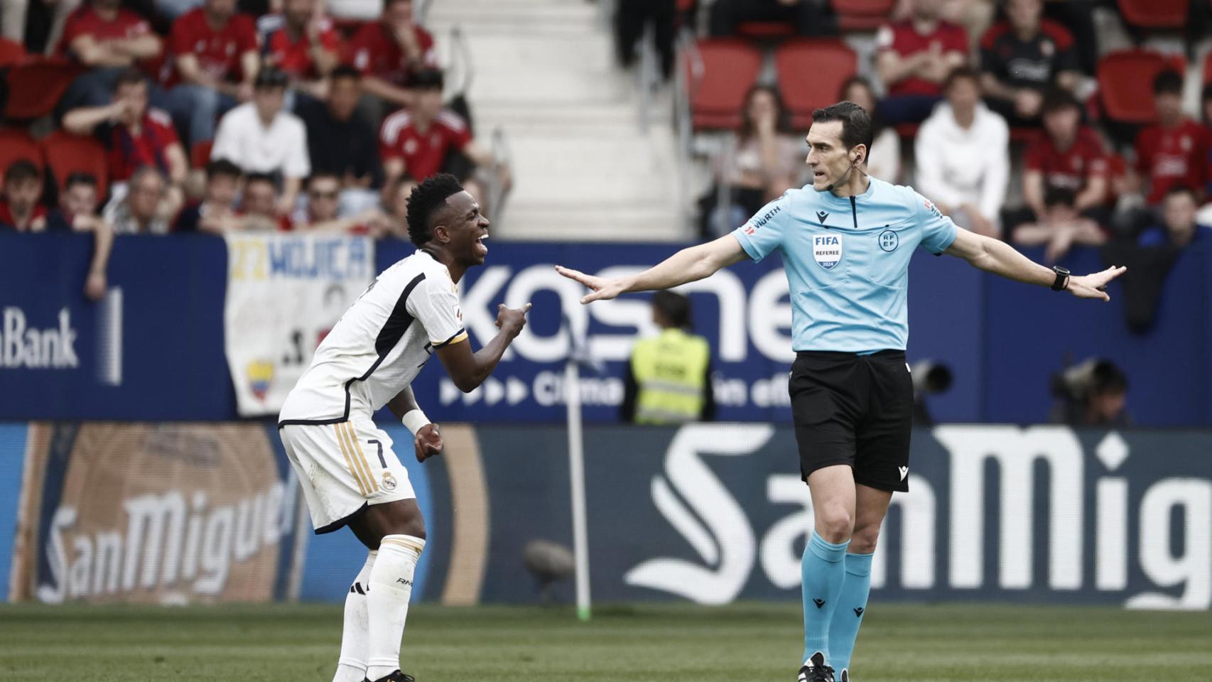 Vinicius Jr recibe tarjeta amarilla de Martínez Munuera en el Osasuna-Real Madrid