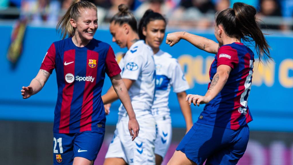 Claudia Pina festeja un gol a la UD Tenerife con Keira Walsh