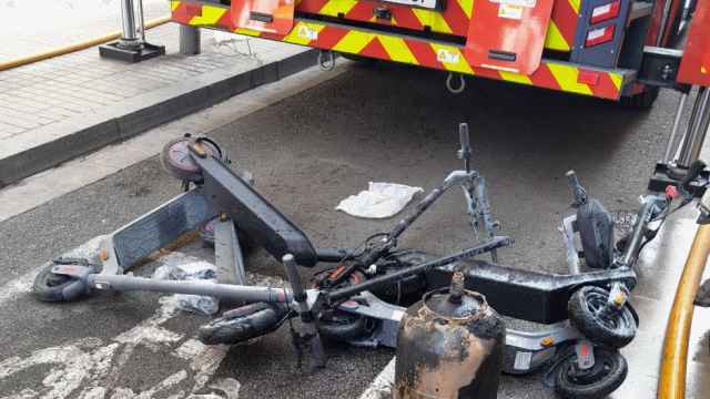 Imagen del patinete eléctrico incendiado en la calle