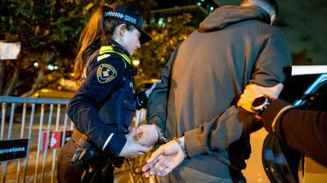 La Guardia Urbana detiene a un hombre en una imagen archivo