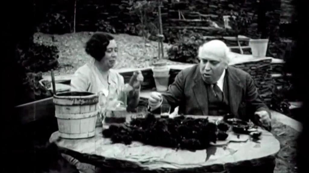 Los padres de Dalí comiendo erizos de mar en la película 'Menjant garotes'
