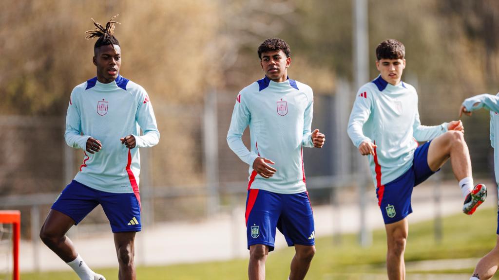 Nico Williams, Lamine Yamal y Pau Cubarsí, con la selección española absoluta