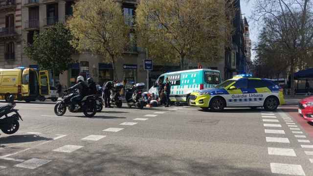 Un motorista herido tras chocar con un coche en el centro en el Eixample de Barcelona