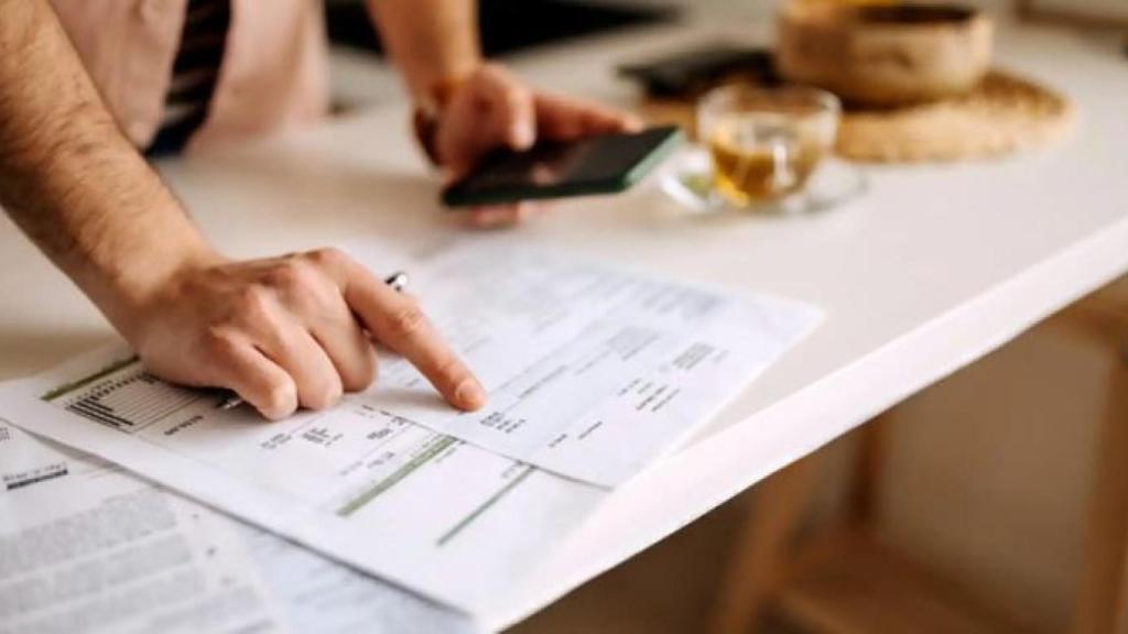 Persona señalando un apunte de una hoja