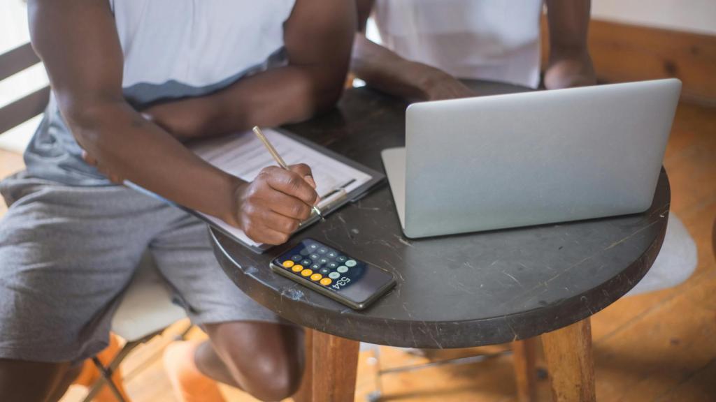 Dos personas haciendo la Declaración de la Renta