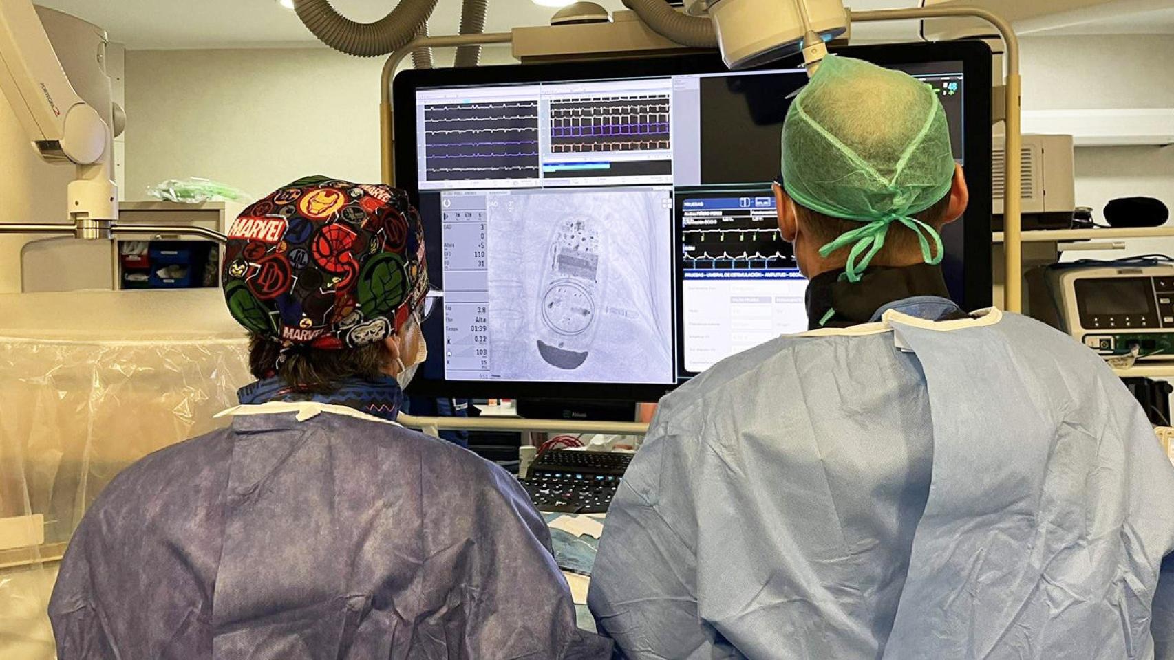 Dos sanitarios ante un monitor en el Hospital de Sant Pau de Barcelona