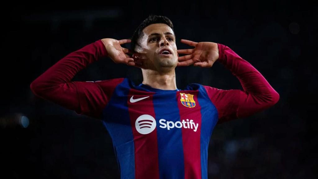 Joao Cancelo festeja con la afición un gol anotado en la Champions