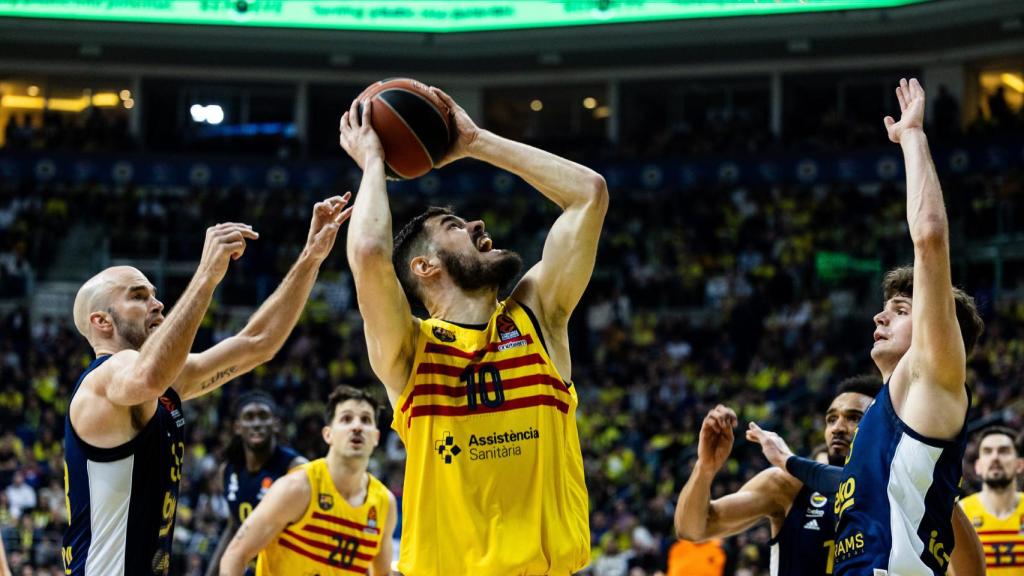 Kalinic intenta una canasta en el partido contra el Fenerbahce