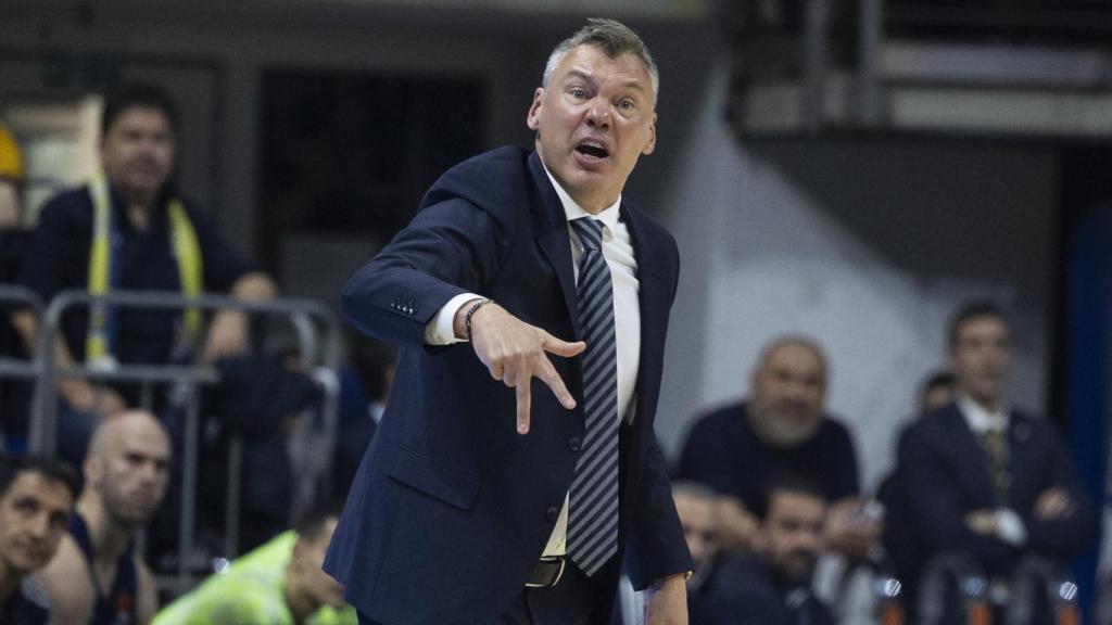 Jasikevicius da indicaciones a sus jugadores contra el Barça de basket