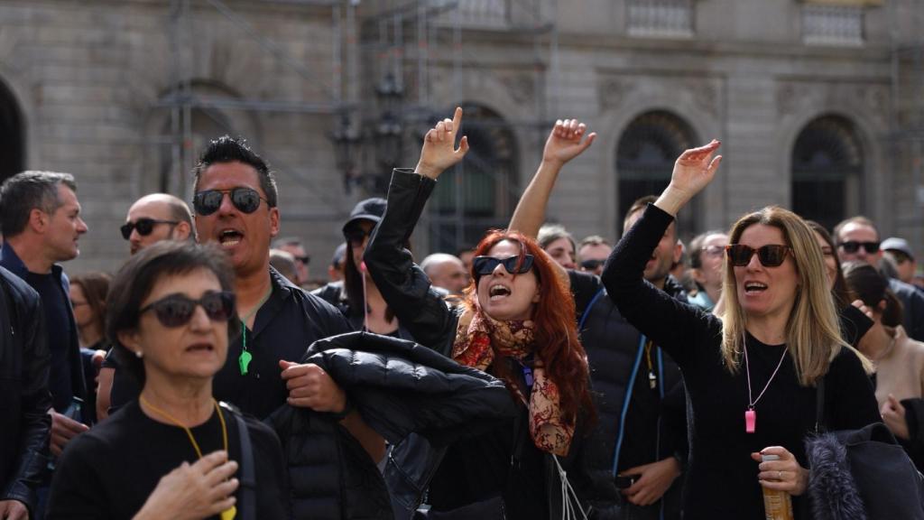 Los funcionarios de prisiones se manifiestan en la plaza Sant Jaume