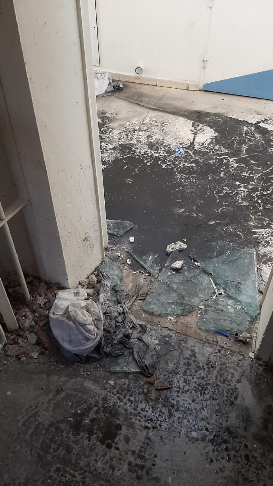 Así han quedado las celdas de aislamiento de Lledoners, según los funcionarios, por las políticas de conteción cero