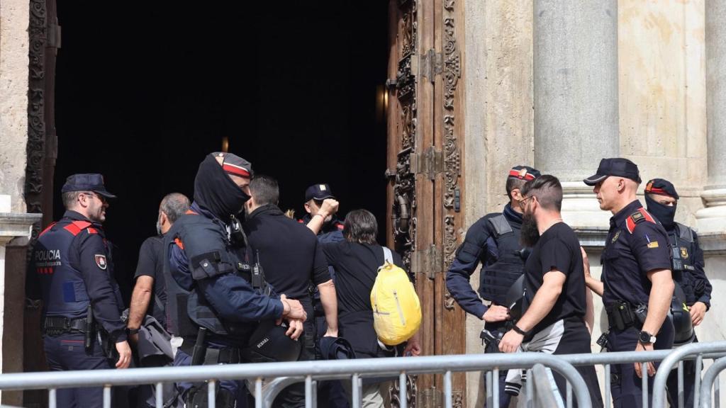 Los representantes sindicales entran en la Generalitat para reunirse con Laura Vilagrà