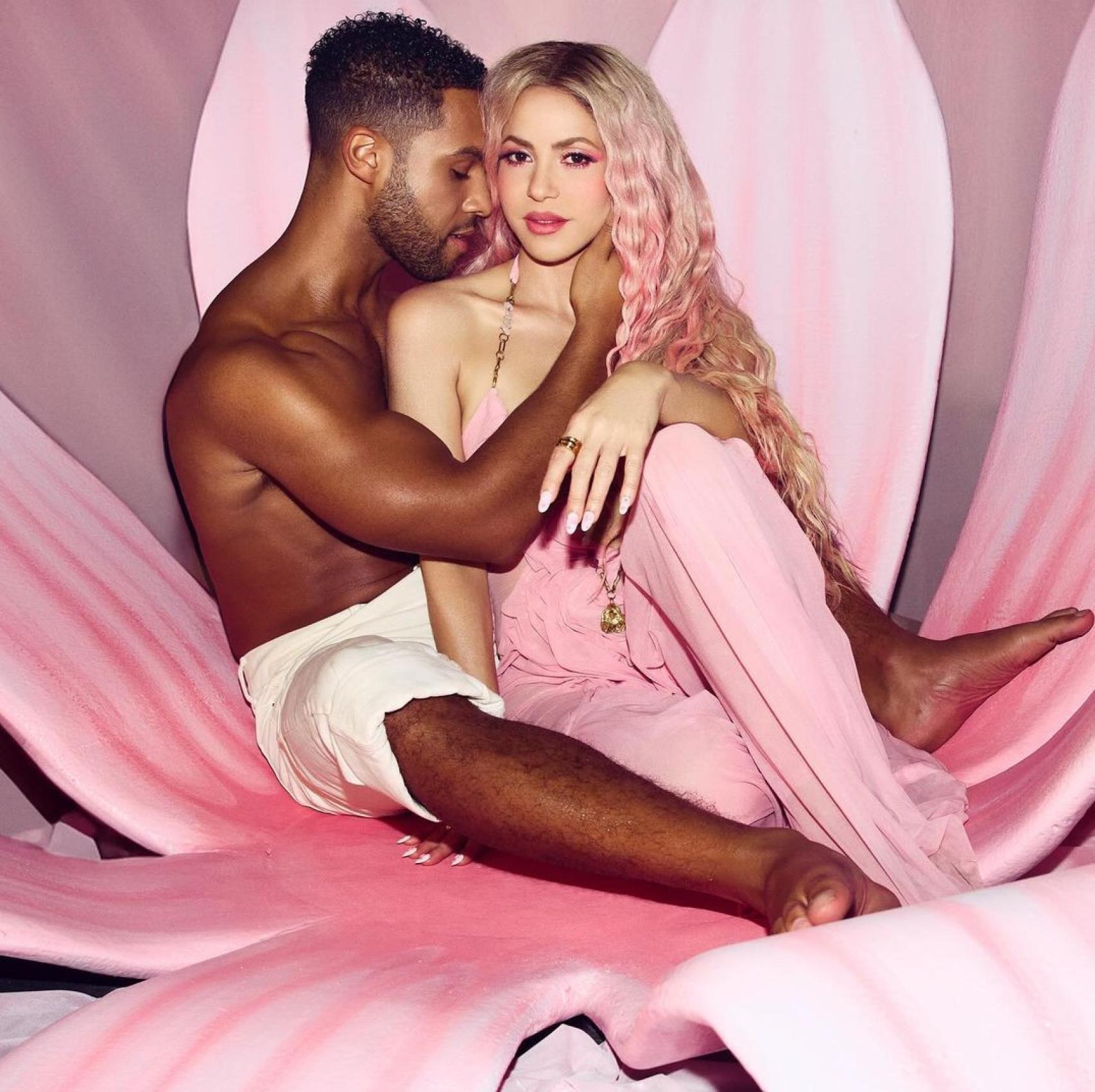 Shakira promociona su nueva canción 'Puntería' con el actor Lucien Laviscount