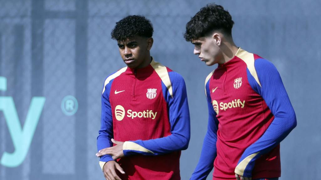 Lamine Yamal y Héctor Fort, en un entrenamiento del Barça