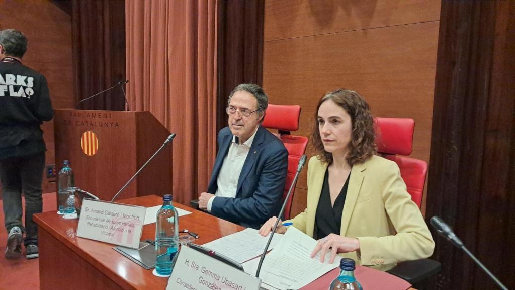El secretario de Medidas Penales, Amand Calderó, y la consellera Gemma Ubasart comparecen ante la diputación permanente del Parlament por el asesinato de la jefa de cocina de Mas d'Enric por un preso que después se suicidió