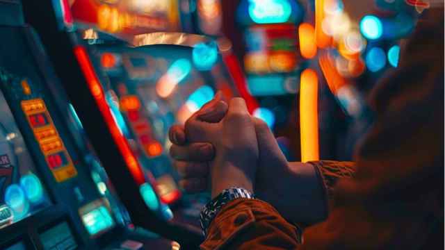 Jugador frente a una tragaperras