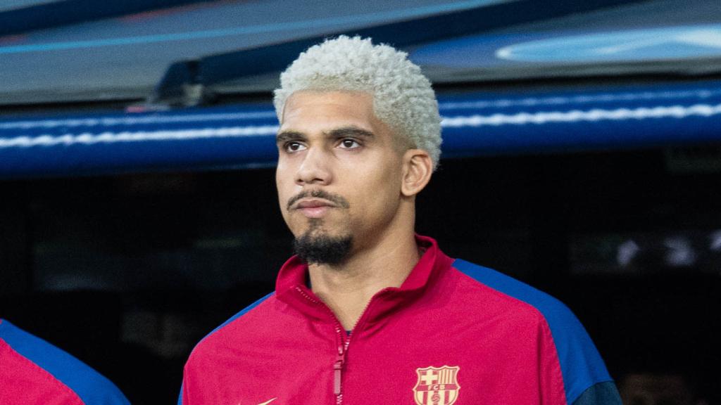 Araujo y Ter Stegen saliendo al campo.jpg