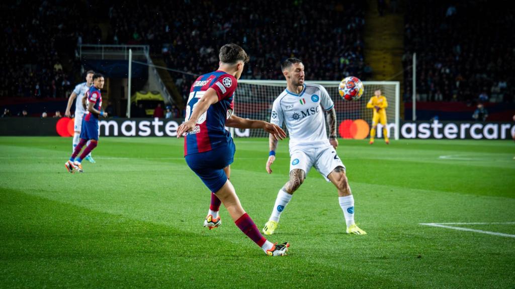 Cubarsí despeja el balón, ante el Nápoles