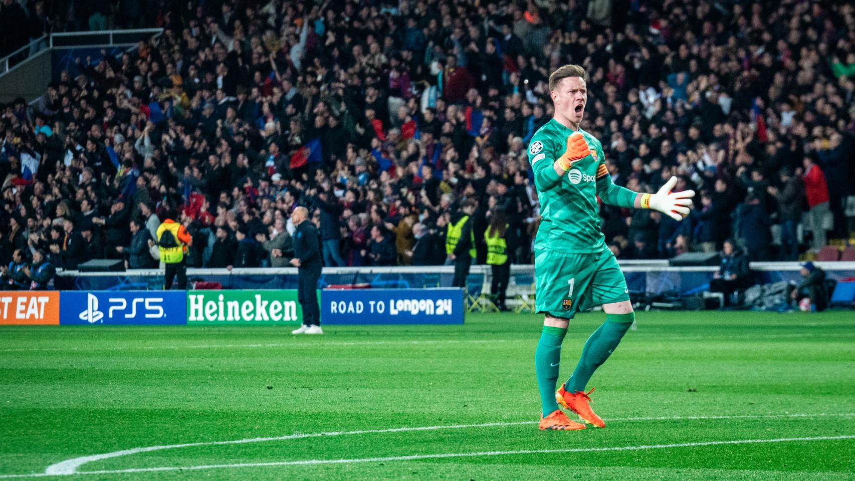 Ter Stegen celebrando un gol.jpg