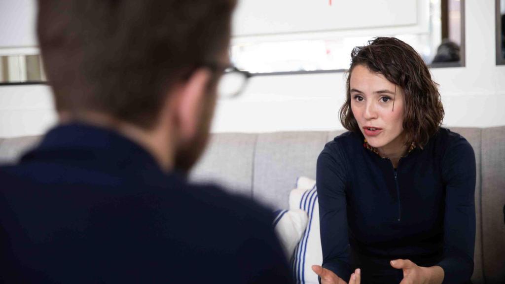 Daniela Brown durante una entrevista