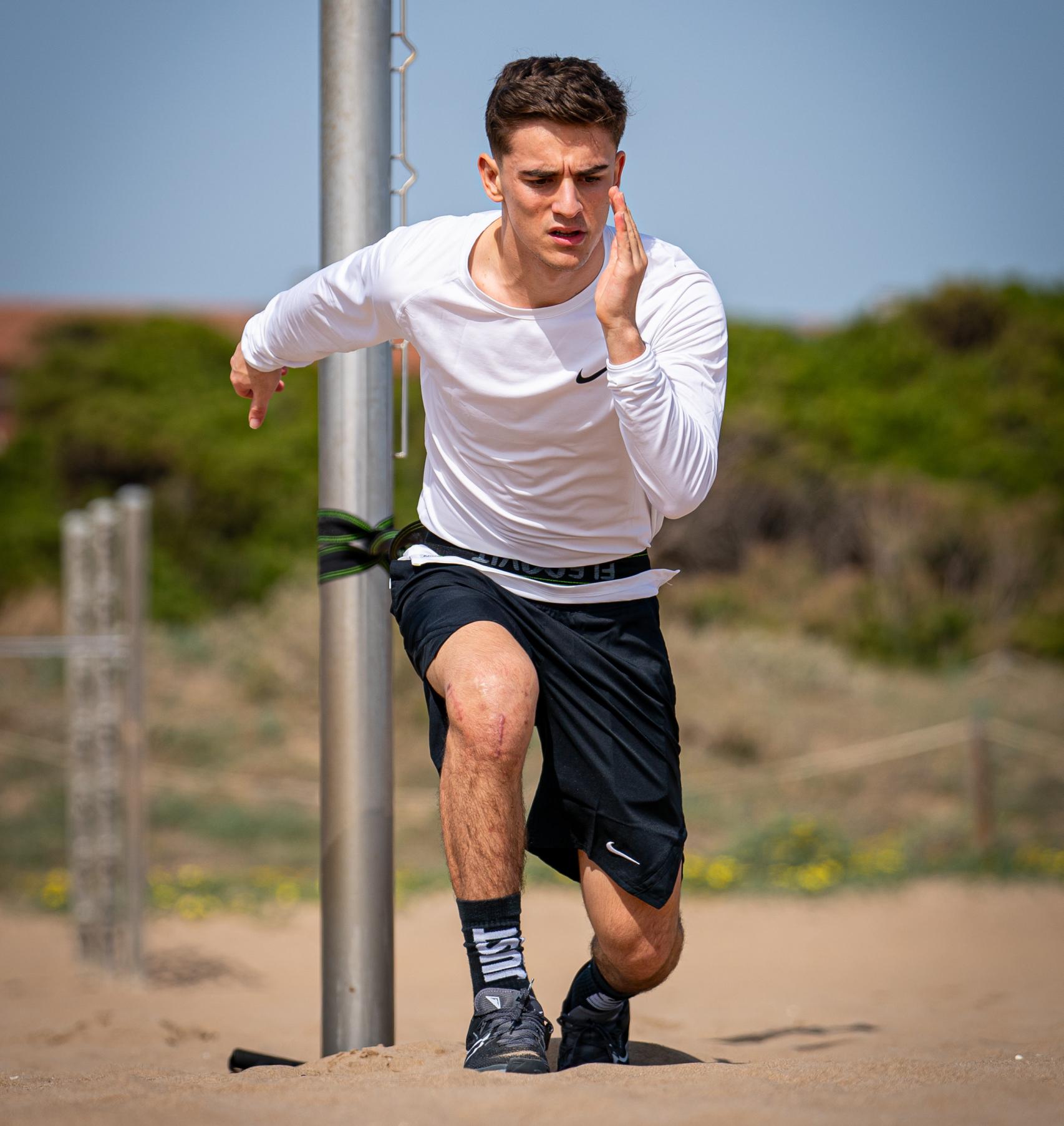 Gavi se ejercita en la playa