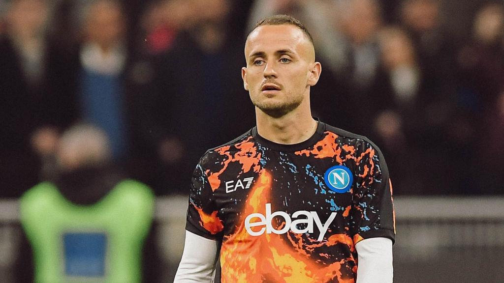 Lobotka, durante un calentamiento con el Nápoles