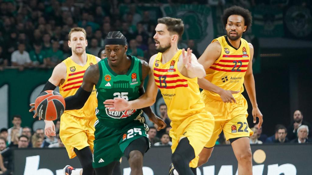 Satoransky busca robar el balón a Kendrick Nunn en el Panathinaikos-Barça