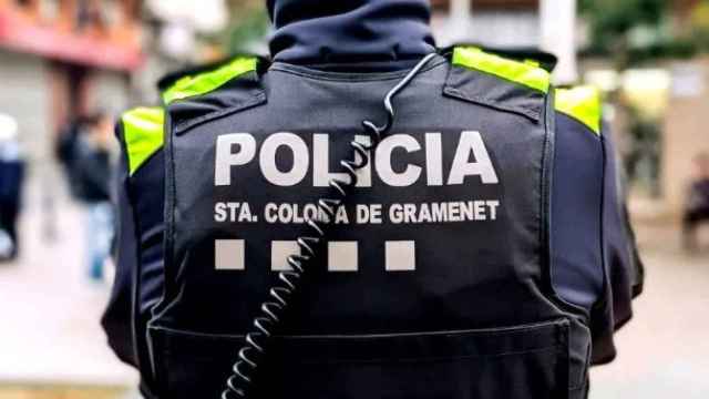 Un agente de la Policía Local de Santa Coloma