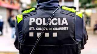 Un agente de la Policía Local de Santa Coloma