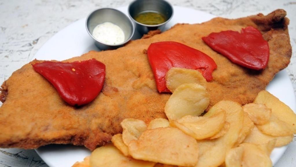 Un plato de cachopo con patatas