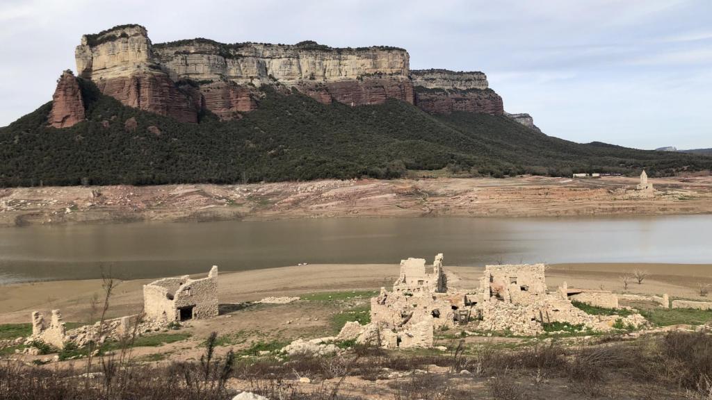 Vista del antiguo pueblo de Sant Romà de Sau, habitualmente cubierto por el agua del pantano de Sau