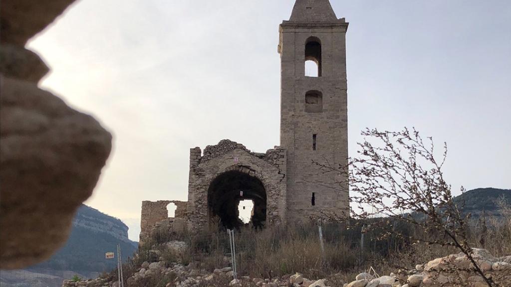 Iglesia del fondo del pantano de Sau, que en condiciones normales debería estar sumergida en el agua