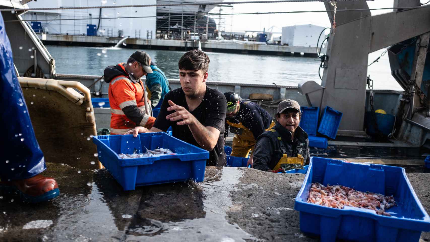 Pescadores en el puerto de Barcelona