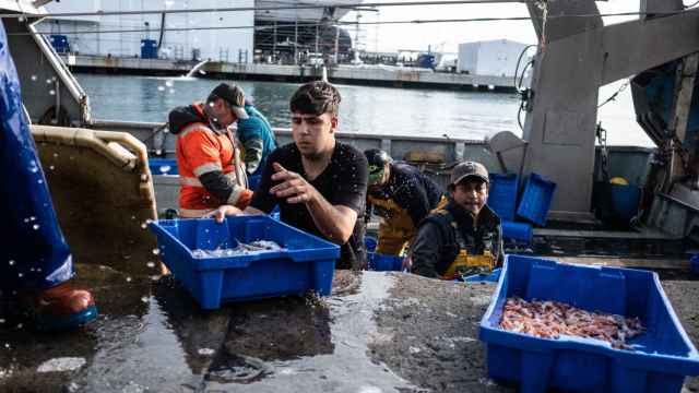 Pescadores en el puerto de Barcelona