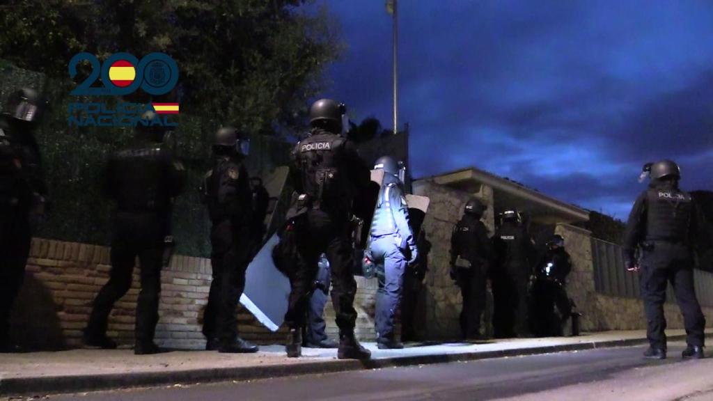 Dispositivo de la Policía Nacional en uno de los registros de este operativo contra el narcotráfico