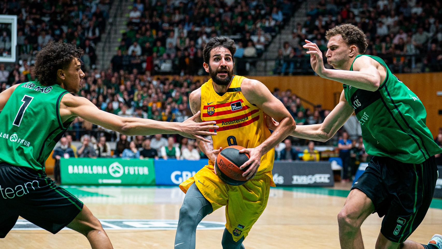 Dos jugadores del Joventut intentan robar el balón a Ricky Rubio