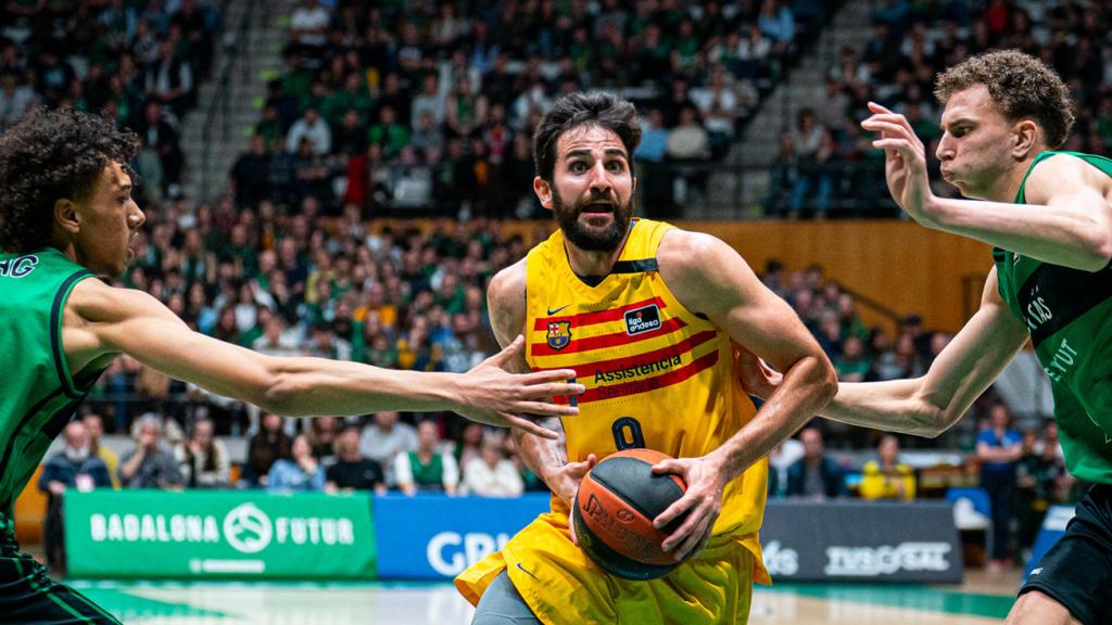 Dos jugadores del Joventut intentan robar el balón a Ricky Rubio