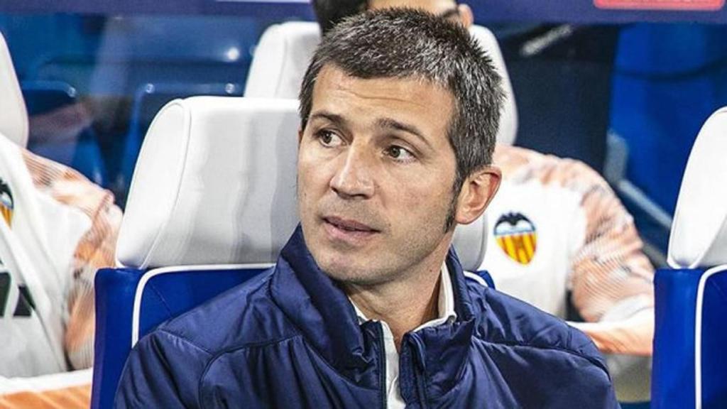 Albert Celades, durante su etapa de entrenador en el Valencia