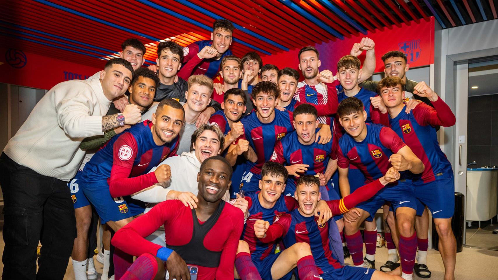El vestuario del Barça B se junta tras ganar al Cornellà en el Estadi Johan Cruyff