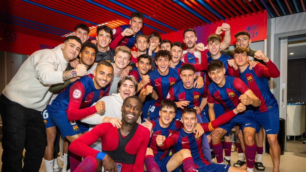 El vestuario del Barça B se junta tras ganar al Cornellà en el Estadi Johan Cruyff