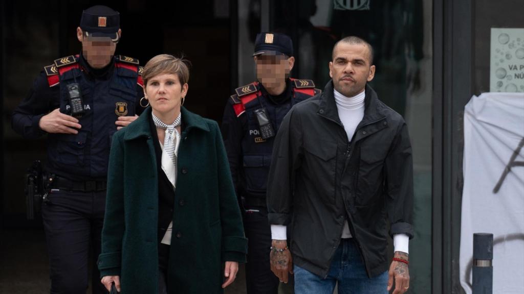 Dani Alves sale de prisión acompañado de su abogada, Inés Guardiola