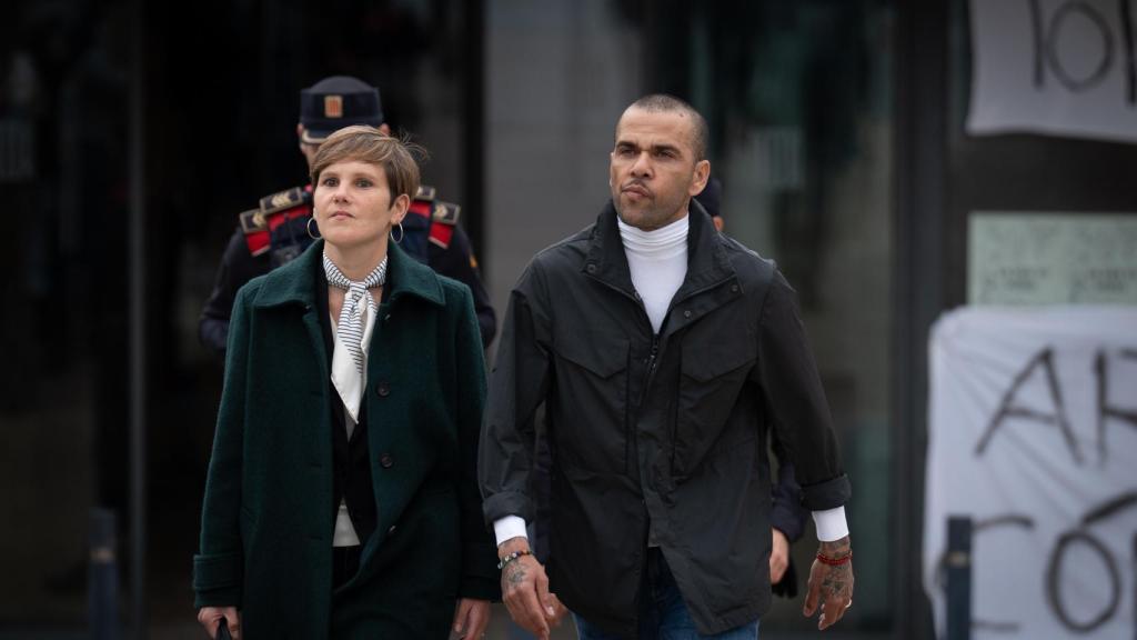 La abogada de Dani Alves, Inés Guardiola (2i), y el exfutbolista Dani Alves (1d) a su salida de la cárcel de Can Brians