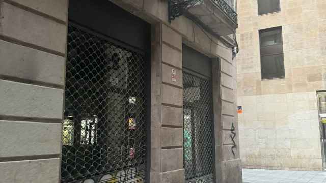 Exterior de la Fonda La Palmera del Raval con la persiana reventada