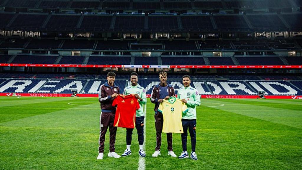 Lamine Yamal, Vinicius Jr, Nico Williams y Rodrygo Goes posan con las camisetas de España y Brasil