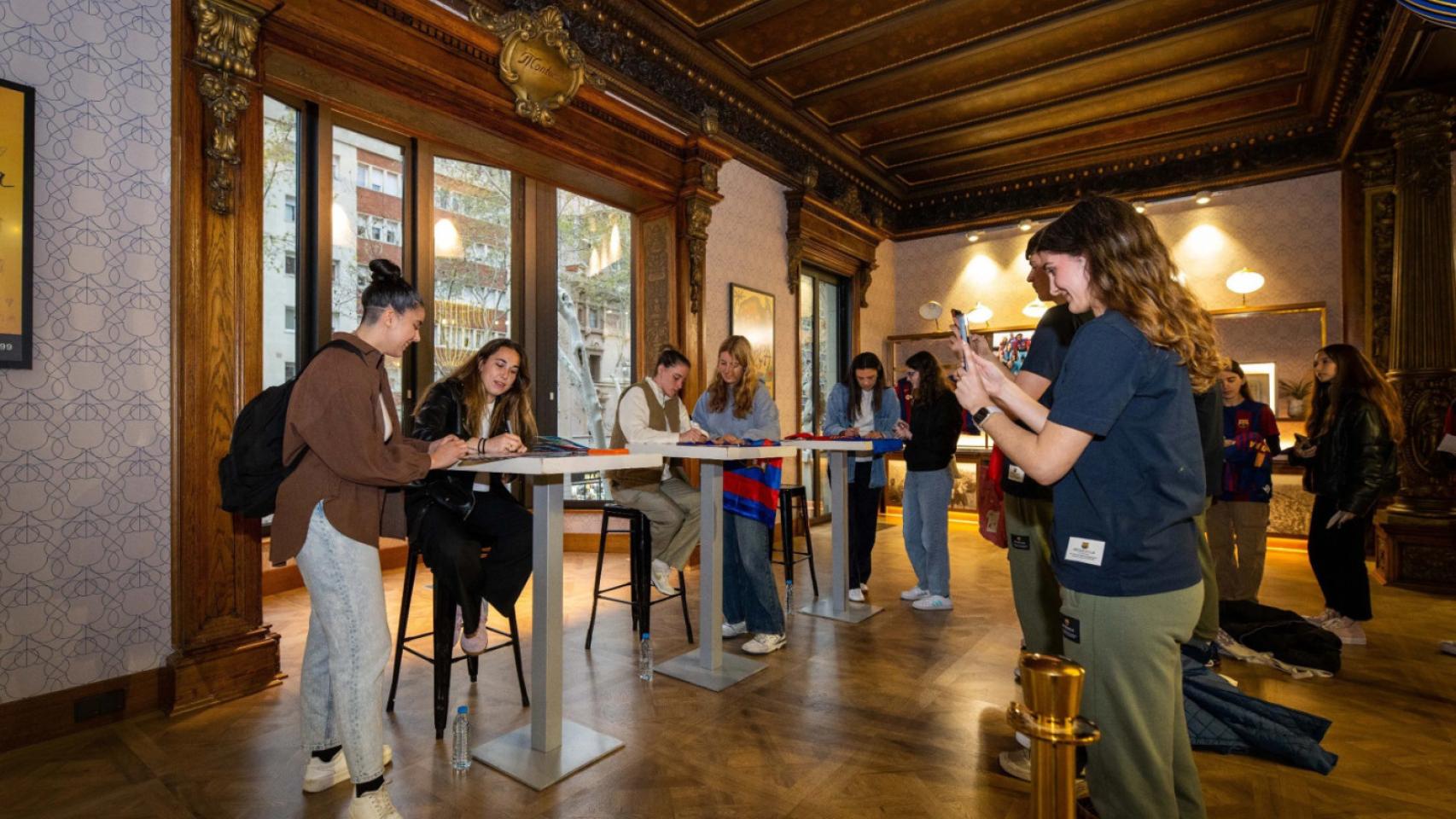 Cata Coll, Ingrid Engen y Ona Batlle firman autógrafos en la Barça Store de Canaletas