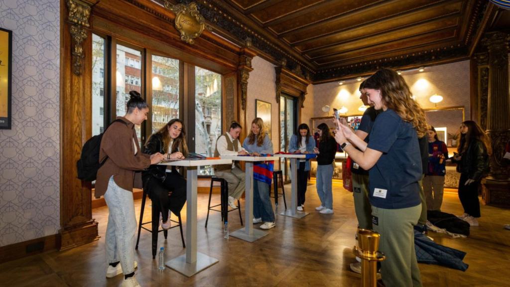 Cata Coll, Ingrid Engen y Ona Batlle firman autógrafos en la Barça Store de Canaletas
